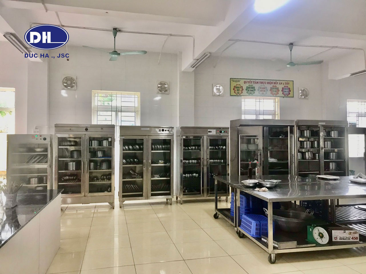 Tủ sấy khay công nghiệp có dùng cho bếp ăn trường học không?