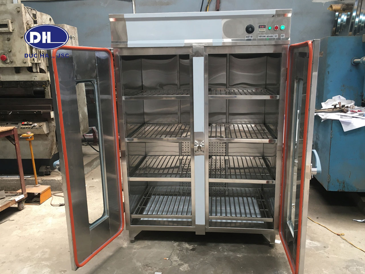 Tủ sấy khay công nghiệp do Đức Hà sản xuất