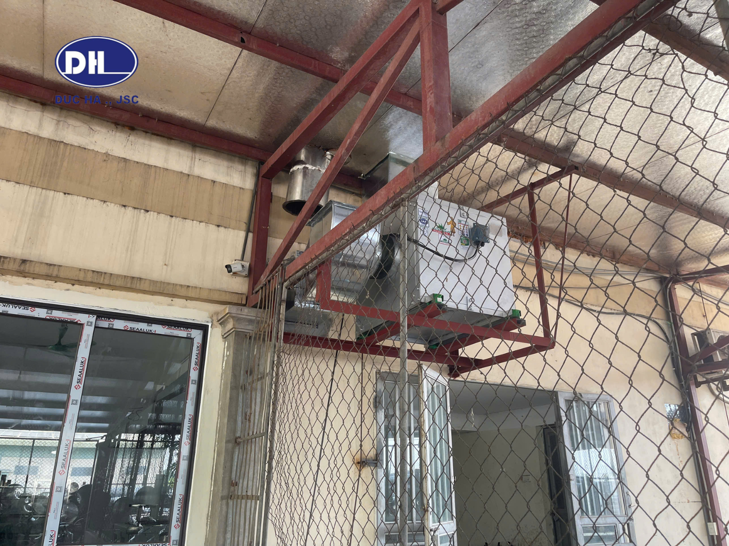 Quạt hút mùi và giá kệ