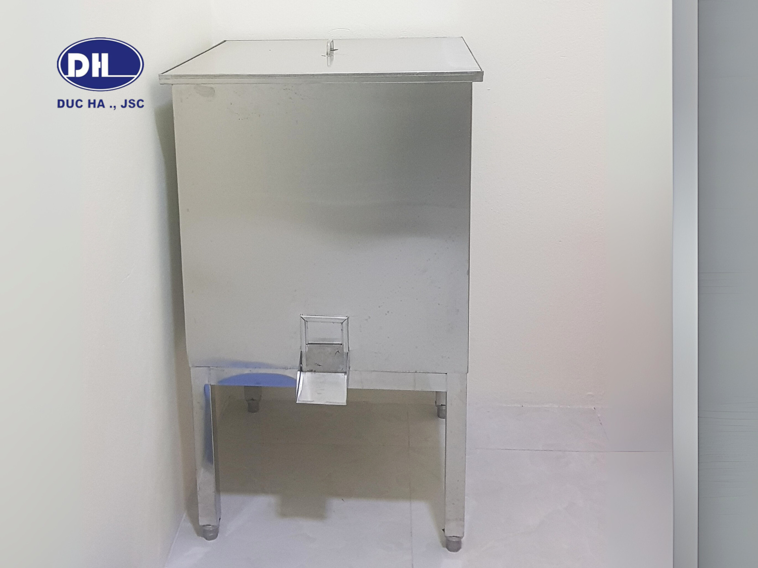 Khu kho - Thùng để gạo