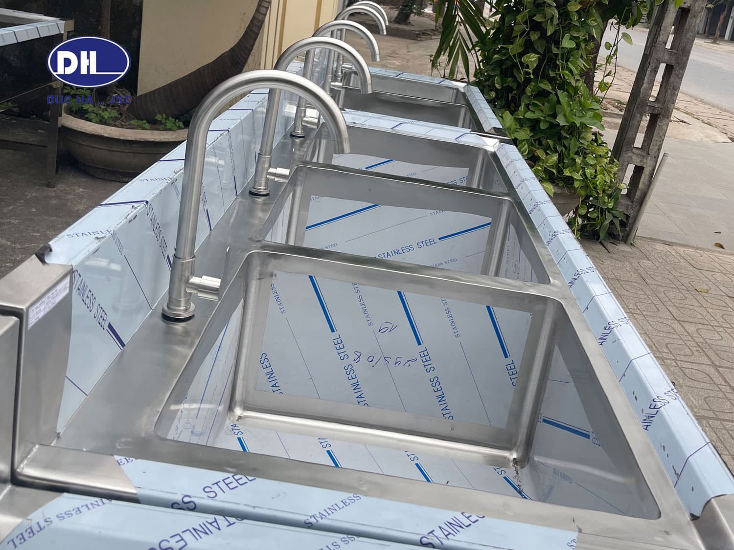 Một số hình ảnh Đức Hà sản xuất hoàn thiện chậu rửa inox công nghiệp