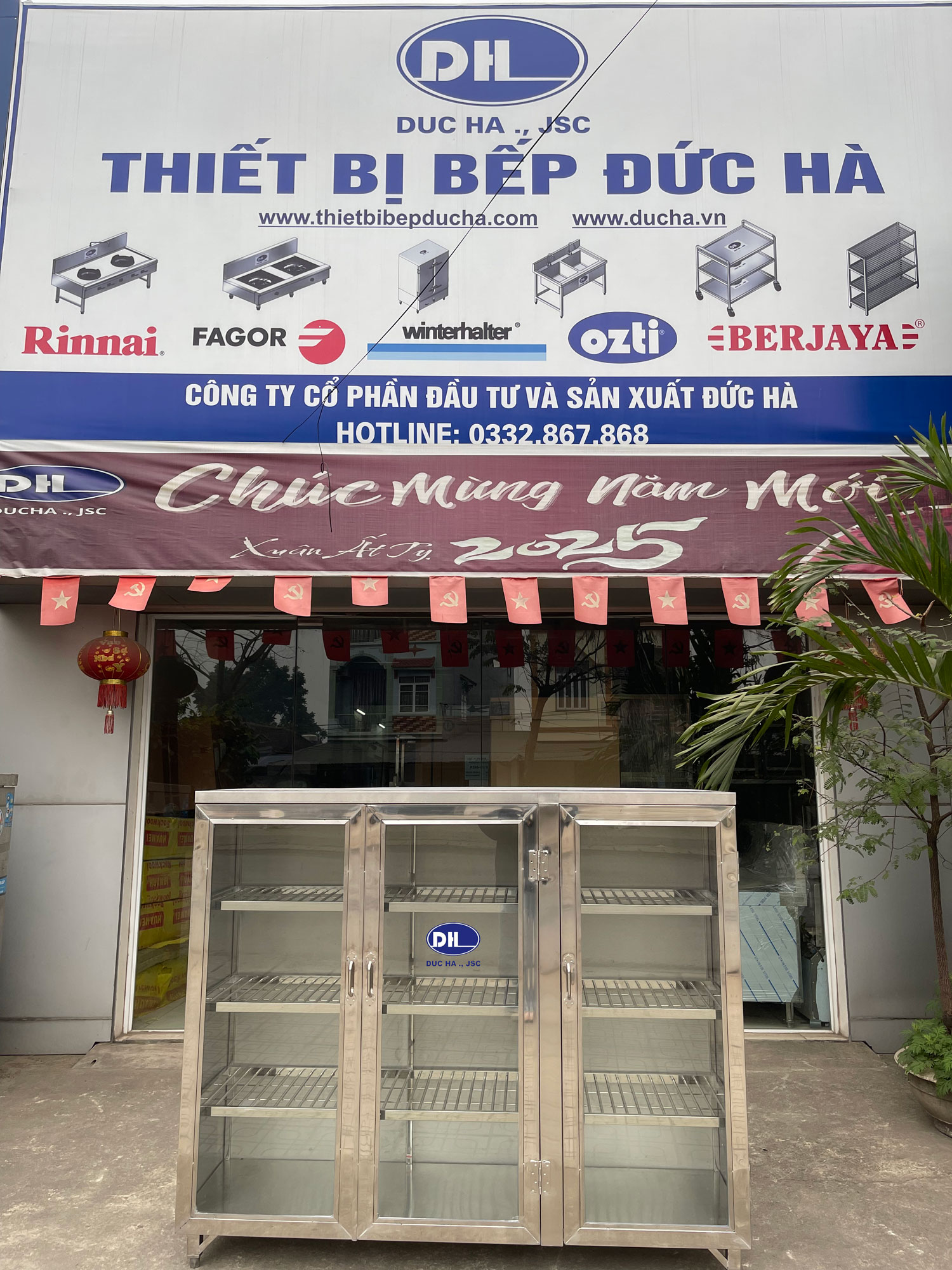 Tủ chạn inox công nghiệp 3 cánh kính đựng khay và bát đĩa