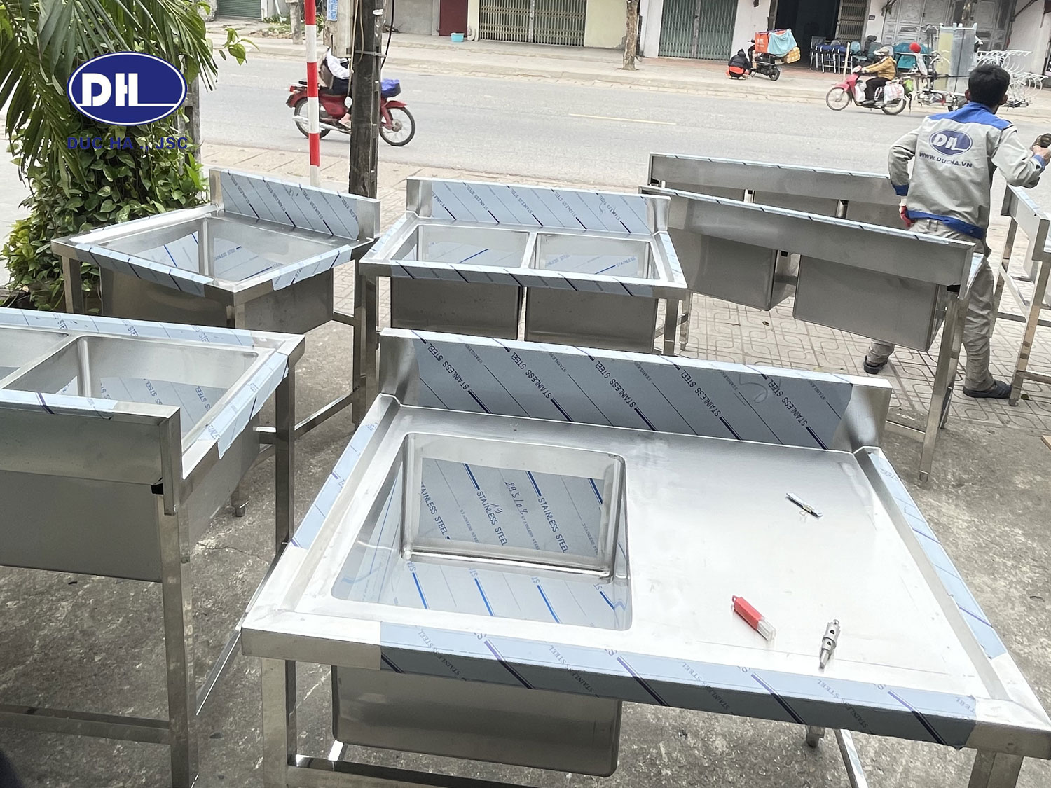 Một số hình ảnh Đức Hà sản xuất hoàn thiện chậu rửa inox công nghiệp