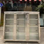 Tủ chạn inox công nghiệp 3 cánh kính đựng khay và bát đĩa