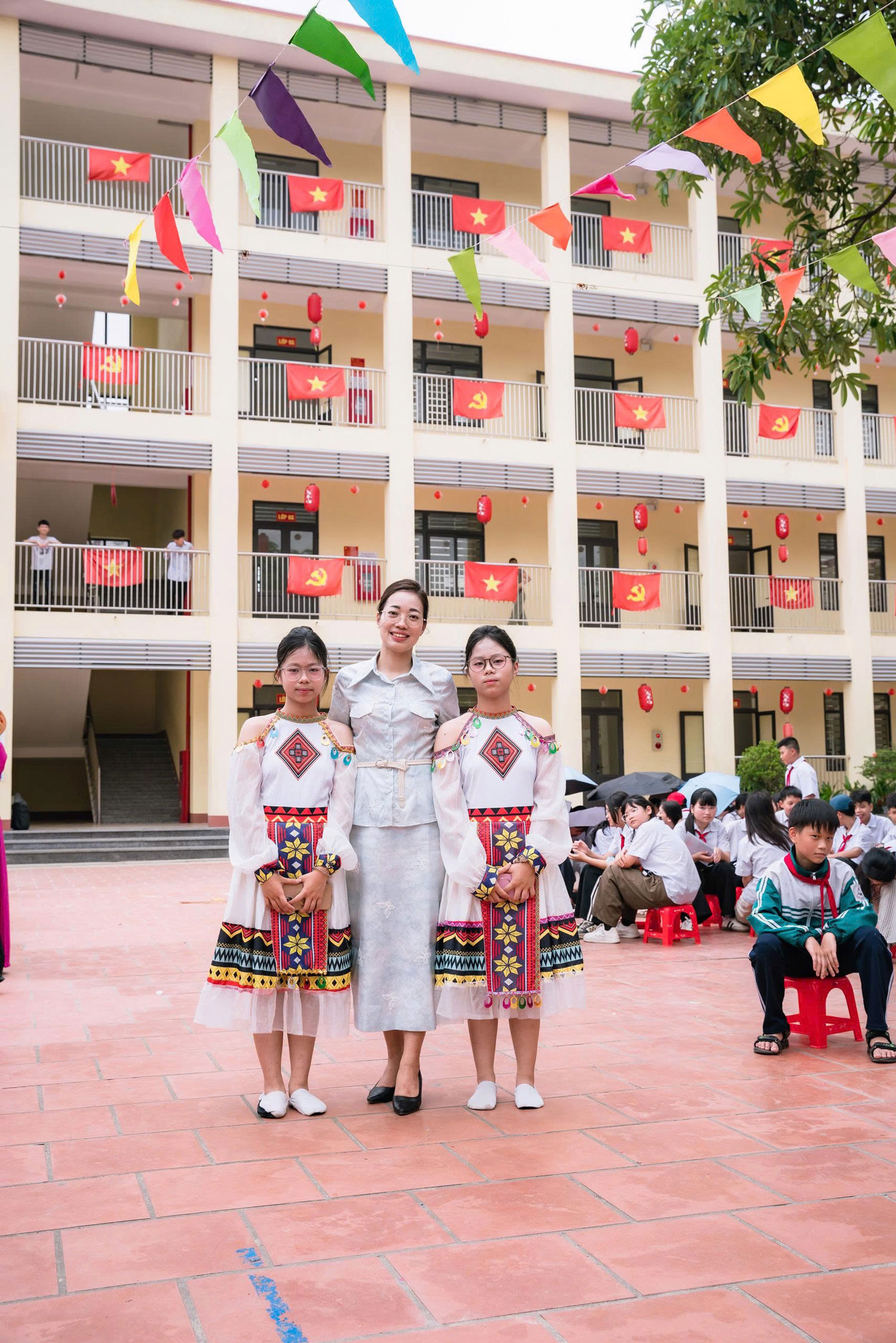 Hình Ảnh Đức Hà Trao Quà Cho Học Sinh Nghèo Vượt Khó Tại Trường