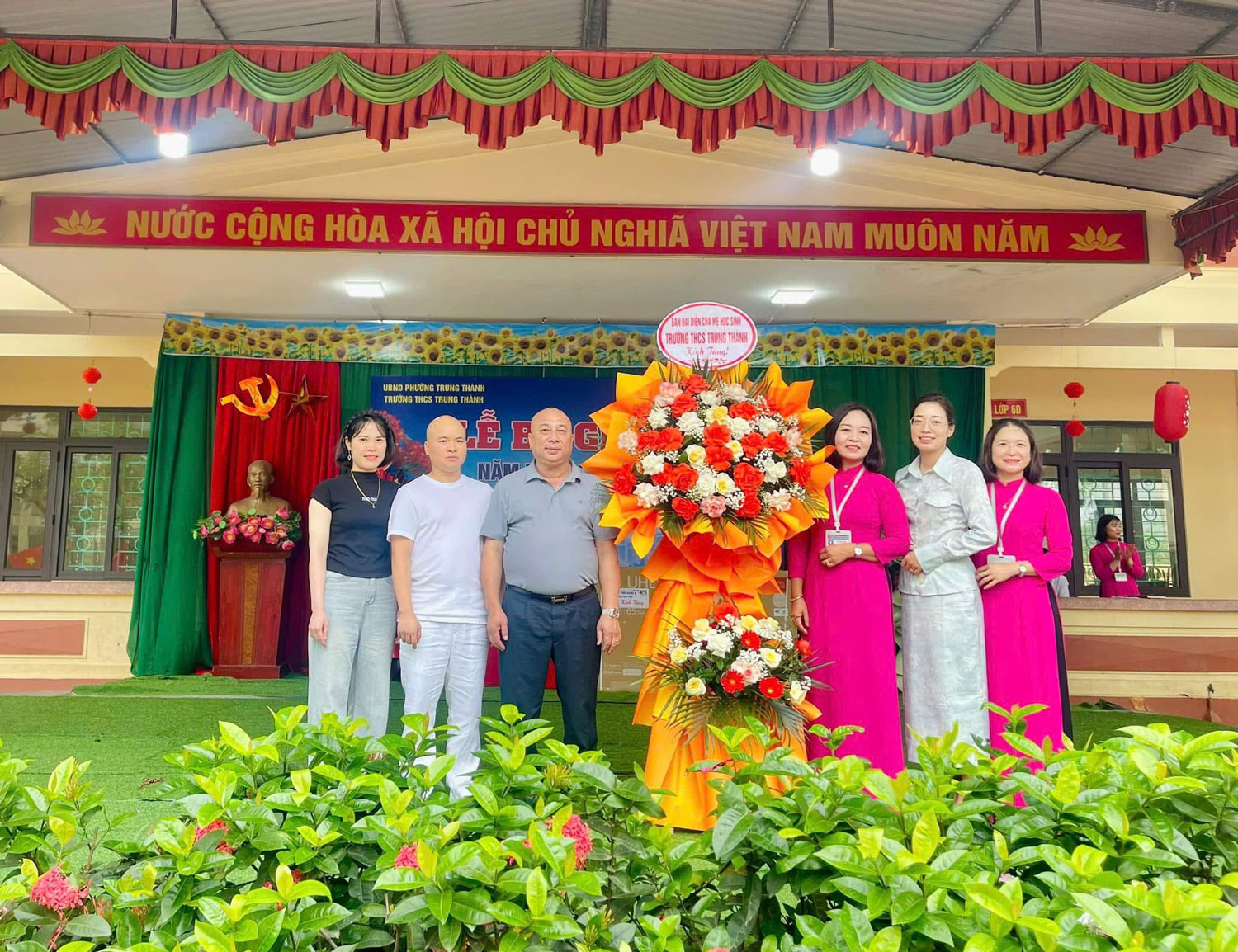 Đức Hà Trao Quà Cho Học Sinh Nghèo Vượt Khó Tại Trung Thành