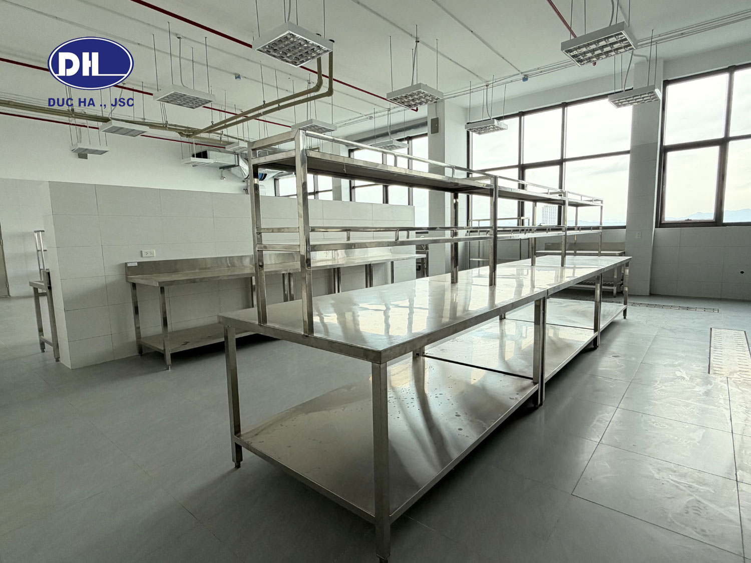 Bàn gia vị có giá trong khu bếp BCHQS tỉnh Thái Nguyên